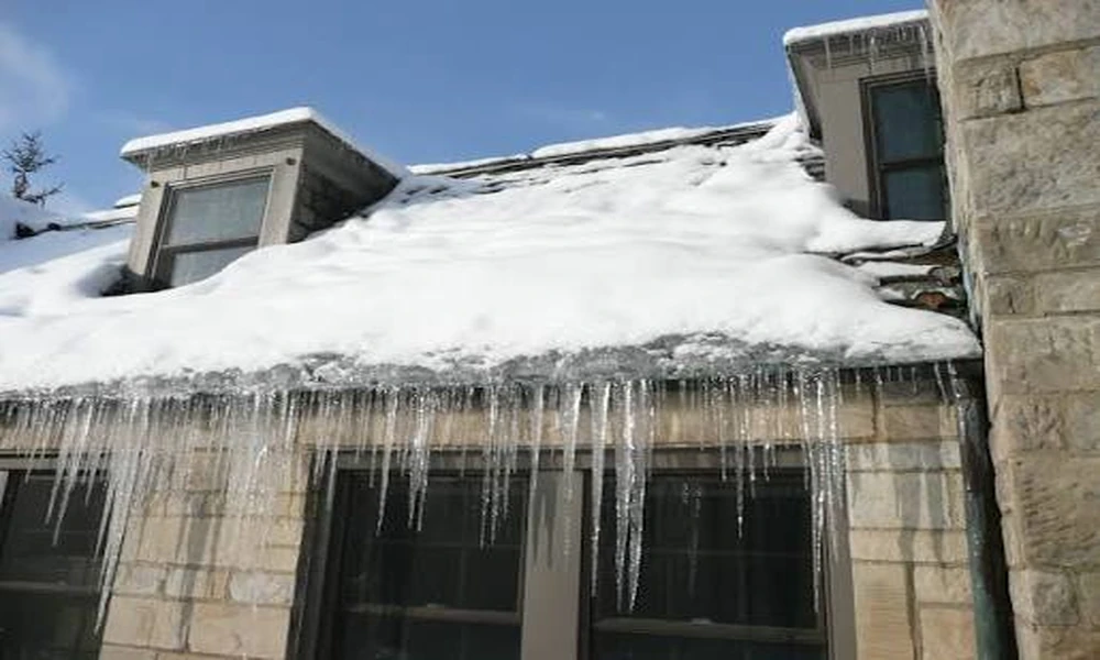 How Ice Dams Form on a Winter Roof